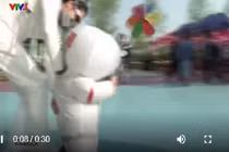 Video: Ông bố thiết kế bộ đồ 'phi hành gia' chống dịch cho con trai