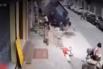 Video: Mất lái, xe tải leo vỉa hè, suýt đâm người qua đường