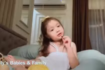 Video: Con gái Elly Trần "chém gió" tiếng Anh với mẹ cực yêu