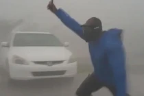 Kinh ngạc với người đàn ông đi ngược chiều siêu bão "quái vật"