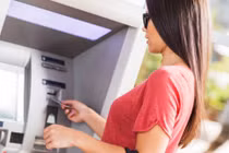 Những ngân hàng nào đang miễn phí rút tiền qua ATM?