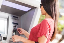Những ngân hàng nào đang miễn phí rút tiền qua ATM?