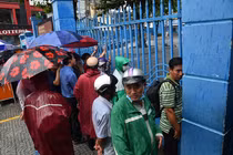 Chầu chực khi con đi thi: Tình thương trở thành áp lực