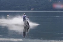 Video: Biker lái mô tô lao vun vút vượt 5km trên mặt hồ