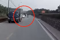 Video: Thanh niên vượt ẩu thoát chết khi bóp phanh, tự ngã trước đầu xe ôtô