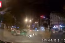 Video: Ô tô bán tải phóng điên cuồng, ủi bay taxi hàng chục mét