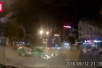 Video: Ô tô bán tải phóng điên cuồng, ủi bay taxi hàng chục mét