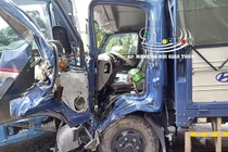 Video: Hàng chục người lao vào phá cửa cứu tài xế xe tải mắc kẹt trong cabin