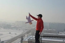 Ông bố Nga nghịch dại với con nhỏ khiến dư luận bức xúc