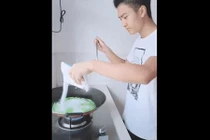 Video: Khi đàn ông vào bếp mọi thứ đều "nhạt nhẽo"