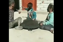 Video: Tuổi thơ dữ dội thế này không phải ai cũng biết