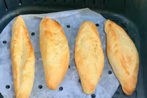 Ở nhà rỗi quá, chị em Hà thành mở lò bánh mỳ tại gia