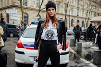 Dàn người mẫu thế giới lăng xê trang phục gì trên đường phố Paris?