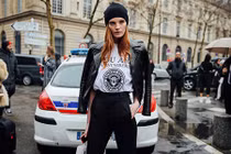 Dàn người mẫu thế giới lăng xê trang phục gì trên đường phố Paris?