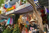 Chợ Giáng sinh lớn nhất TP.HCM ảm đạm mùa cao điểm