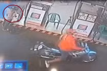 Hốt hoảng mất xe trong vòng vài giây tại trạm xăng
