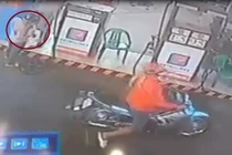 Hốt hoảng mất xe trong vòng vài giây tại trạm xăng
