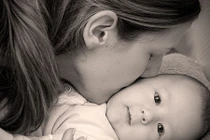 Mẹ trẻ có thai với người yêu cũ ấm ức tố chồng nhu nhược