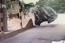 Video: Ôtô lao vào trạm thu rồi lật ngửa, tài xế bất tỉnh