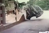 Video: Ôtô lao vào trạm thu rồi lật ngửa, tài xế bất tỉnh