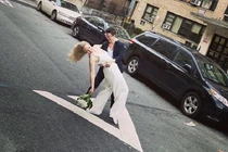 Cặp đồng tính làm đám cưới giữa đường, chủ hôn đứng từ tầng 4