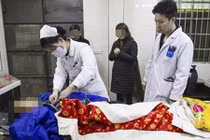 Nhân viên nhà xác hoảng hồn vì xác chết sống dậy