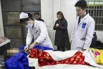 Nhân viên nhà xác hoảng hồn vì xác chết sống dậy