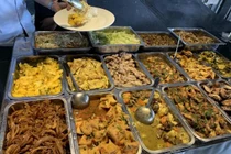 Hàng ăn cố thủ không chịu giảm giá mặc dù thịt lợn đã hết sốt