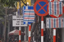 Vì sao nhiều biển báo trên phố Hà Nội bất ngờ bị “bịt mắt”?