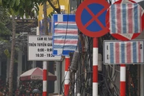 Vì sao nhiều biển báo trên phố Hà Nội bất ngờ bị “bịt mắt”?