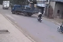 Video: Xe máy không làm chủ tốc độ, tông thẳng vào đuôi xe tải