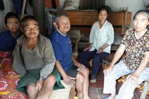 Người đàn bà hơn 25 năm chăm sóc 4 người ngớ ngẩn