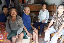 Người đàn bà hơn 25 năm chăm sóc 4 người ngớ ngẩn