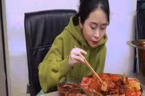 Video: Điều khiến bạn quên nỗi buồn khi không có tiền sắm Tết 