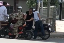 Video: Dừng xe mua hoa quả, cô gái bị kẻ gian trộm tiền nhanh như chớp
