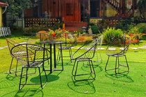 Ở nhà mùa dịch COVID-19, nam phó phòng rủ hàng xóm làm điều khó tin