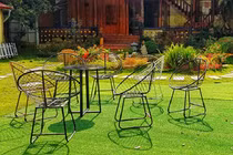 Ở nhà mùa dịch COVID-19, nam phó phòng rủ hàng xóm làm điều khó tin