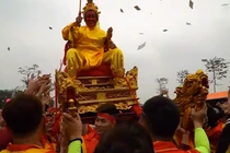 Video: Bô lão hơn 70 tuổi làm "vua", ngồi kiệu rước lắc nghiêng ngả