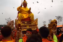 Video: Bô lão hơn 70 tuổi làm "vua", ngồi kiệu rước lắc nghiêng ngả