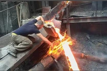 Video: Thò tay trần vào kim loại nóng chảy mà không hề hấn gì?