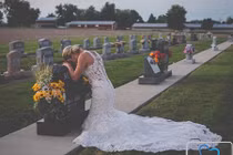 Xúc động cô dâu chụp ảnh cưới một mình bên mộ chú rể