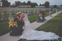 Xúc động cô dâu chụp ảnh cưới một mình bên mộ chú rể