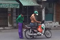Chuyện tài xế Grab Bike cởi áo cho khách mặc siêu dễ thương