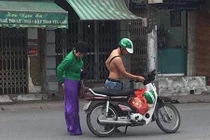 Chuyện tài xế Grab Bike cởi áo cho khách mặc siêu dễ thương