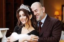 Ly hôn cựu vương Malaysia, Hoa hậu Moscow chật vật chăm con