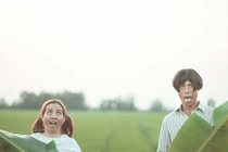 Vợ chồng miền Tây đội tóc giả, đi dép tổ ong chụp ảnh "gây sốt"