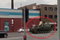 Video: Chú rể mang xe tăng đi đón dâu