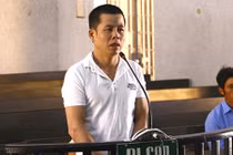 Cha dượng chở con riêng của vợ vào rừng cao su hiếp dâm