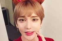 Chàng trai kiếm sống nhờ gương mặt xinh như búp bê