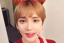 Chàng trai kiếm sống nhờ gương mặt xinh như búp bê